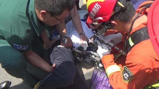 淄博桓台女学生骑电动车摔倒 刹车把手扎进腿