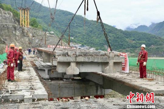 北川唐家山特大桥全线贯通 预计8月底通行