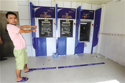 男子凌晨狂砸2家银行ATM机：发出声音影响睡觉