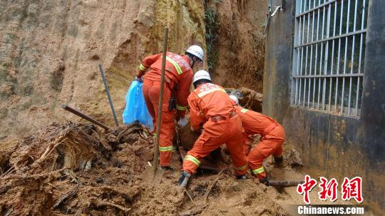 广西钦州男子清理排水沟遇山体滑坡被埋压死亡