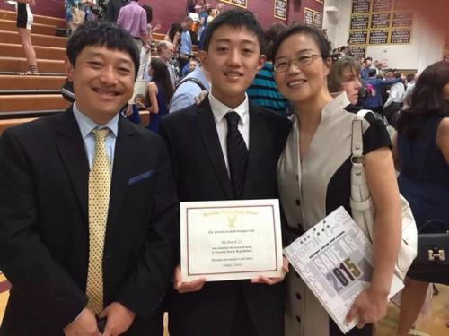 16岁华人学生美国高考获双满分 家长：我也很惊讶