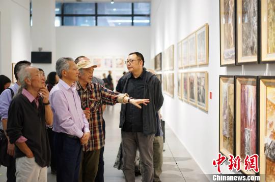 百余组“架上连环画”重庆展出 绘出多彩中国故事