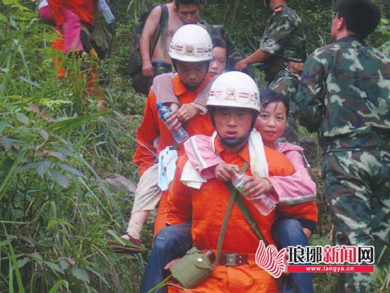 汶川十年|临沂消防救援队奋战汶川 助群众走出大山