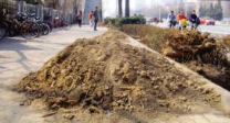 淄博高新区一土堆挡路 居民遭遇出行难