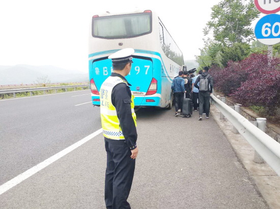 40名学生旅游包车出故障滞留青兰高速公路沂源境内 交警伸援手