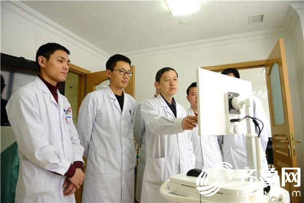 林国栋主任（左三）团队使用移动查房车查看患者病例_副本