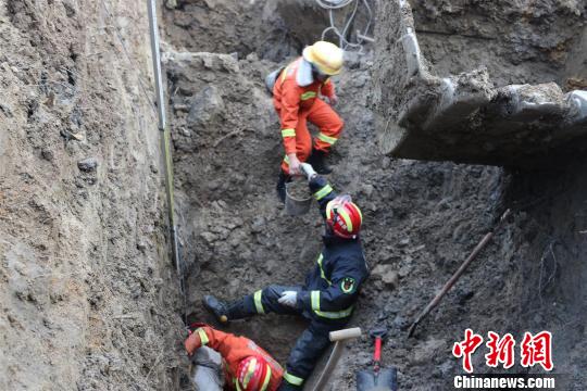 湖北荆州一工人被埋 众人接力刨土救人