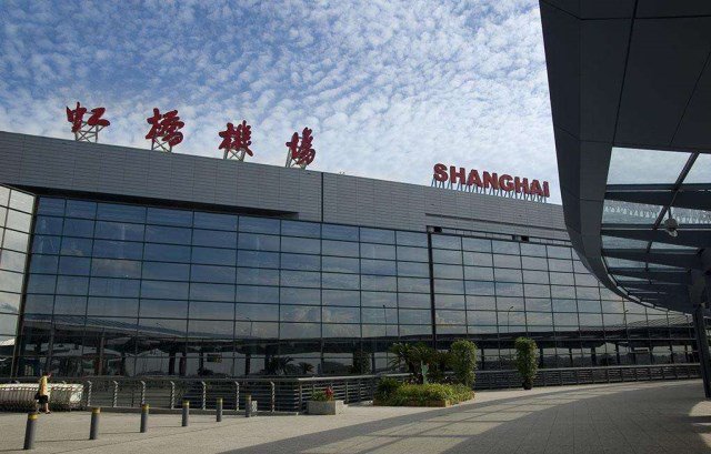 20多名粉丝在上海虹桥机场追星，致航班延误超两小时