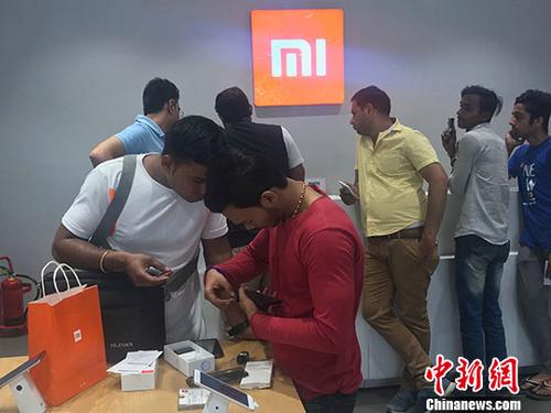 中国智能手机海外“圈粉” 在印度广受欢迎