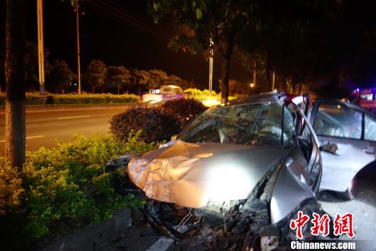 桂林一小车失控撞上路边花圃 车头严重撞毁司机死亡