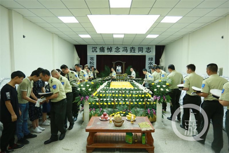 重庆一29岁交警引导故障车被撞殉职 原定5.20结婚