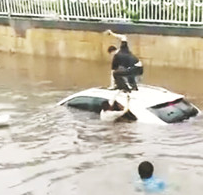 雨中4辆车被困临淄一铁路桥 3市民砸破天窗救出女司机