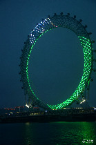 世界最大无轴摩天轮投用 夜景迷人似戒指