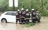雨天行车开进排水渠 东营消防紧急救援