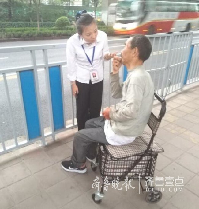 独身老人济南BRT站台突发不适，公交站务员及时救助