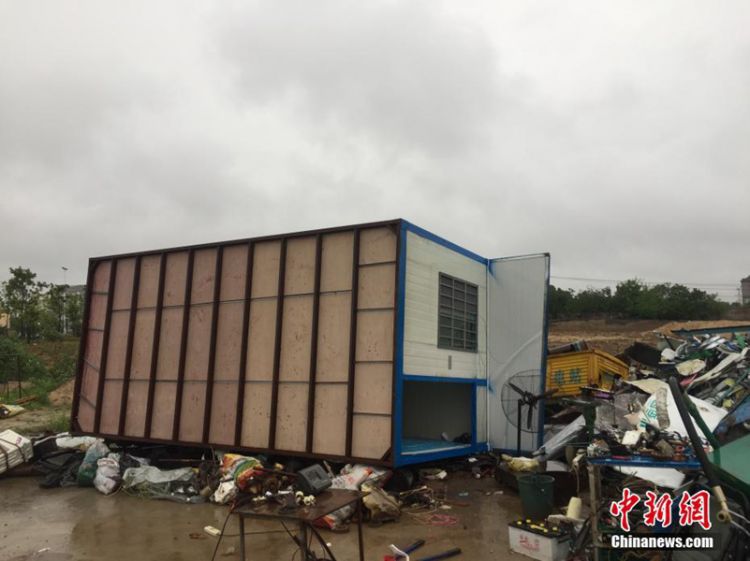 安徽庐江狂风暴雨突袭 工棚被吹翻