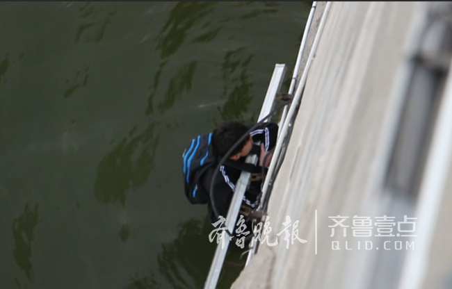 滨州一学生不慎落水，消防官兵悬绳救援