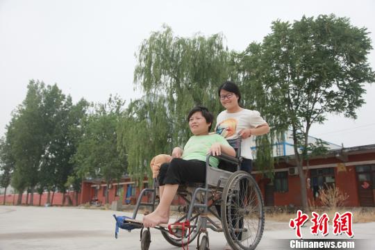 轮椅上的母女情:邢台18岁少女推着瘫痪妈妈上学