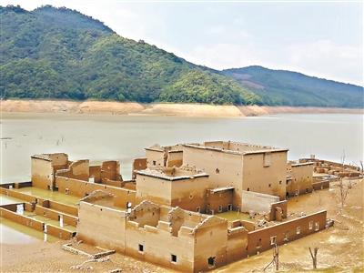 村庄沉水底28年 建筑群浮出水面后仍保持原状(图)