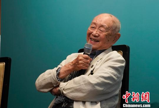94岁黄永玉在中国美术馆办紫砂壶艺术展