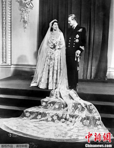 重温英王室“世纪婚礼”：一半是童话，一半是……？