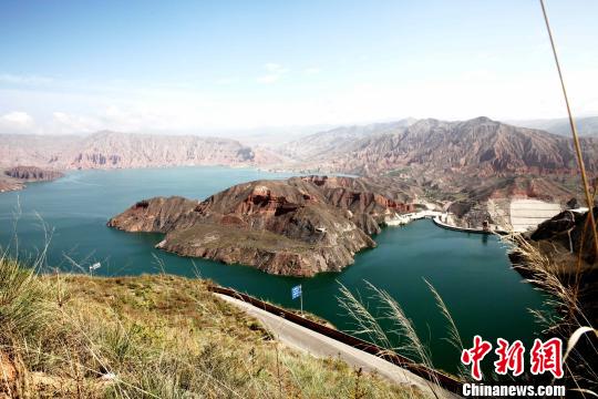 “5·19”中国旅游日：游客漫步青海黄河碧水丹山