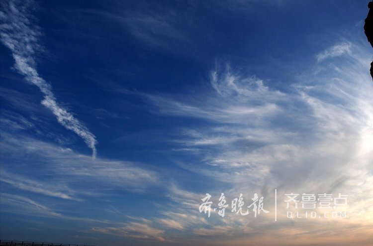 青岛海滨海边出现美丽的羽状云