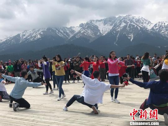 新疆开展“中国旅游日”系列活动 优惠举措吸引大批游客出行