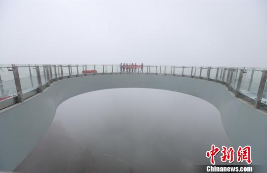 河南伏羲山悬空玻璃廊桥亮相 离谷底360米