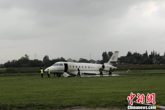 一公务机扬州泰州机场冲出跑道无人伤亡 机场仍关闭