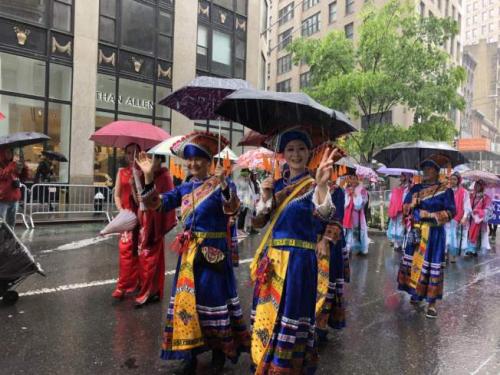 纽约举行舞蹈嘉年华活动 16支华人队伍雨中献艺