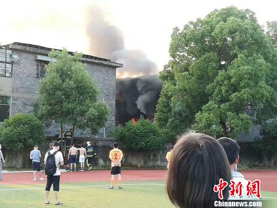 江西乐平民警参加球赛遇火灾 穿球服进火场救出两人