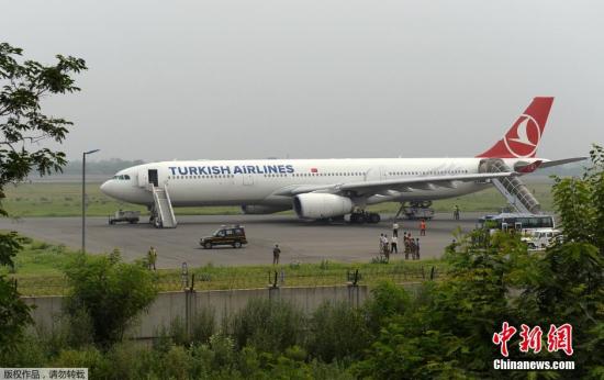 一架载有226名乘客土耳其客机因失压迫降俄机场
