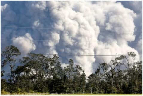 夏威夷火山熔岩流入海中喷发有毒气体 居民面临新威胁