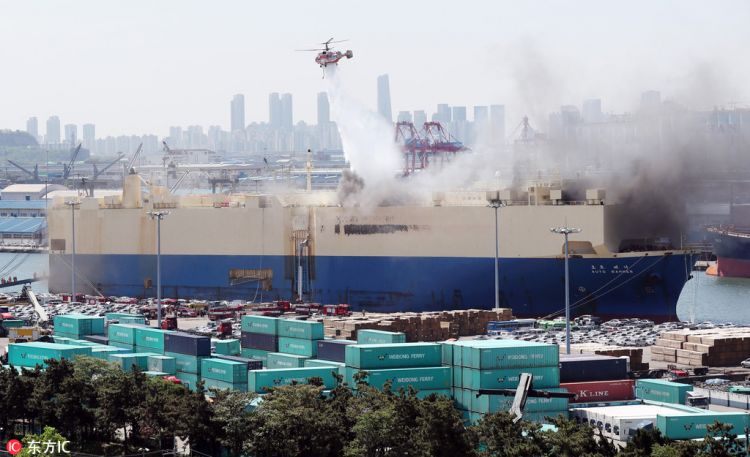 韩国仁川港一艘万吨货轮着火 装载两百辆出口汽车