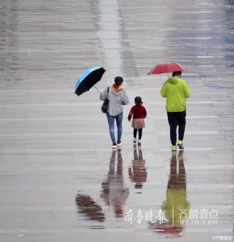 情报站|风淅淅雨纤纤，泉城广场雨中行