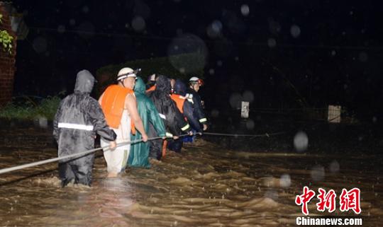 四川乐山遭遇强降雨袭击 紧急疏散转移千余民众