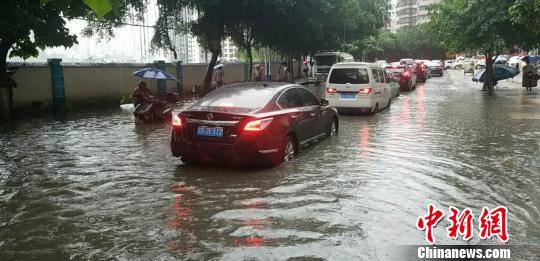 重庆25个区县遭暴雨袭击 发布今年首个洪水蓝色预警
