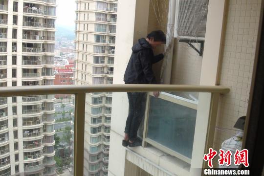 福建泉州14岁少年欲跳楼 消防官兵高空上演“生死营救”