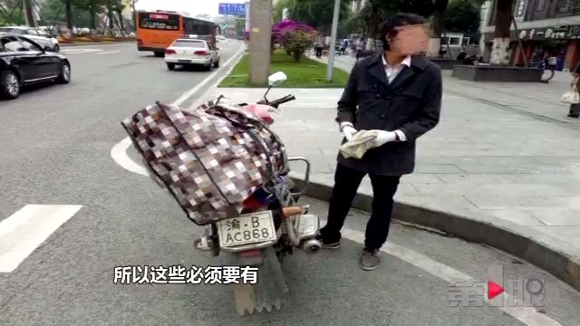 奇葩!购买二手摩托没牌照 男子直接手绘一块