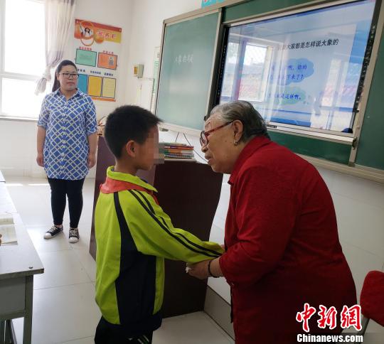 为了却老伴遗愿 “保定好人”8年坚持资助贫困生