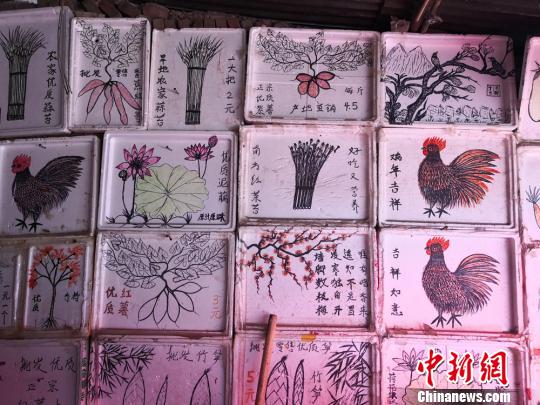 兰州卖菜大妈手绘菜单成“网红”