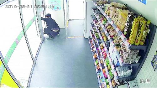 无人超市上演“密室逃脱” 威海男子掩耳盗铃 监控拍下全程