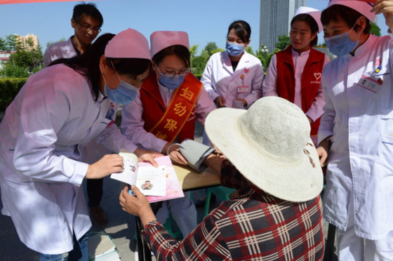 邹城妇幼保健院开展护士节义诊活动