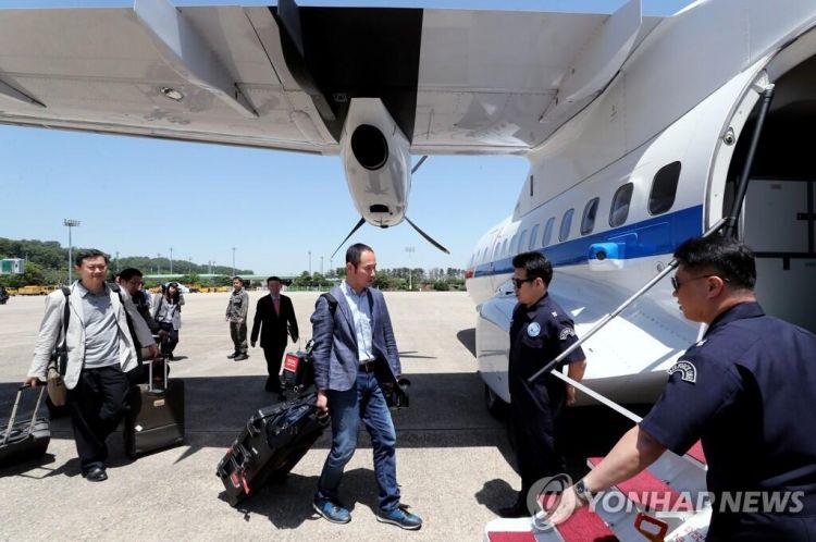韩记者团乘机赴朝 韩军机首次飞向朝鲜上空