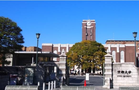 被炉架锅围坐在十字路口 日本京都大学两名研究生被逮捕