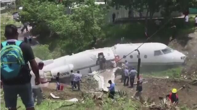 一架美企的私人飞机着陆失败冲进居民区 飞机惨遭折断