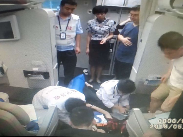 惊险！东航旅客呼吸一度停止，客舱展开争分夺秒的生死救援！