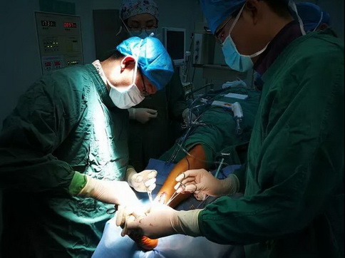 济宁市第一人民医院手外足踝外科完成全踝关节置换术 3 例，居全省首位
