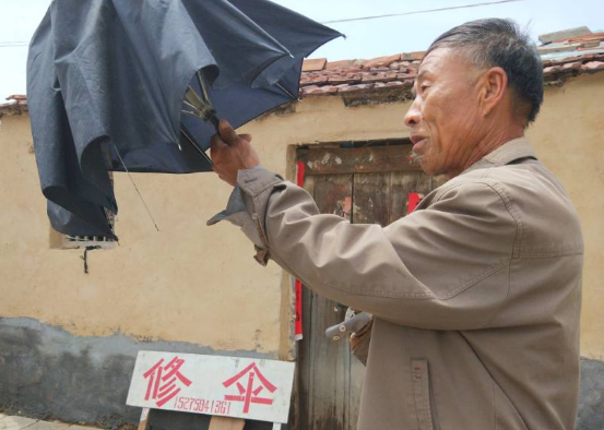 淄博一修伞师傅30余年不涨价 跑遍全县500多个村